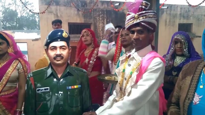বরের নাম নসীব ৷ তিনি জানিয়েছেন নতুন জীবনে পা রাখার আগে শহিদদের সম্মান ও শ্রদ্ধা জানিয়েছেন যাতে জীবন সুখের হয় ৷