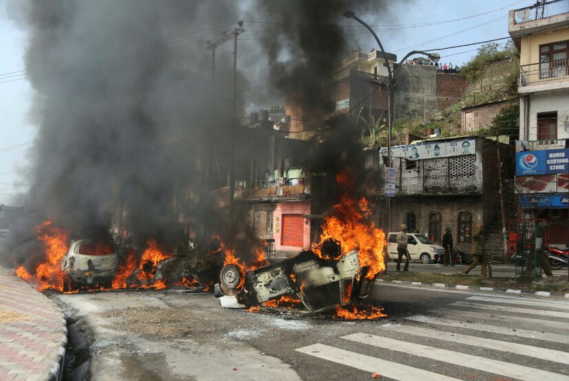 বেশ কিছু গাড়ি পুড়িয়েছে বিক্ষোভকারীরা। (Image: AP)