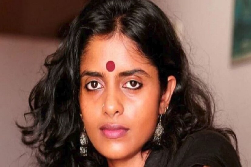 মালায়লাম ছবির অভিনেত্রী কানি কুসরাতি এবার এনেছেন মিটু-র অভিযোগ ৷ এবং তাঁর অভিযোগ খুবই গুরত্বর ৷ তিনি বলছেন যে পরিচালকরা তাঁর সঙ্গে শারীরিক মিলনের দাবি জানাতেন ছবির বিনিময় ৷ তিনি কোনরকম সমঝোতায় যেতে না চাইলে আবেদন রাখা হত তাঁর মায়ের মারফৎ ৷ তাঁর মাকে বলা হয় মেয়েকে বোঝানোর জন্য ! Photo Collected