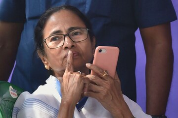 ধর্মতলায় ধর্নায় মুখ্যমন্ত্রী মমতা বন্দ্যোপাধ্যায়, দেখুন ছবি