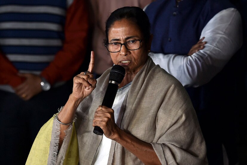 এদিন ধর্না মঞ্চ থেকে মুখ্যমন্ত্রী মমতা বন্দ্যোপাধ্যায় নাম না করে বিজেপিকে নিশানা করেন৷ মুখ্যমন্ত্রীর কথায়, ‘এ রাজ্যের পুলিশ আমার গর্ব ৷ সবরকম পরিস্থিতিতে পুলিশ কাজ করে ৷ আমরা উৎসব করি, ওঁরা তখনও কাজ করেন ৷ রাজ্য পুলিশ আমাদের সম্পদ৷’ (Image: PTI)