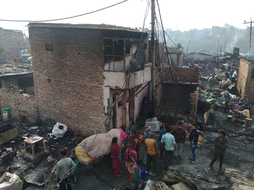 বুধবার সকালে আগুন নিয়ন্ত্রণে এলেও কুলিং প্রসেস চালিয়ে যায় দমকল। (Image: Ajay/News18)   