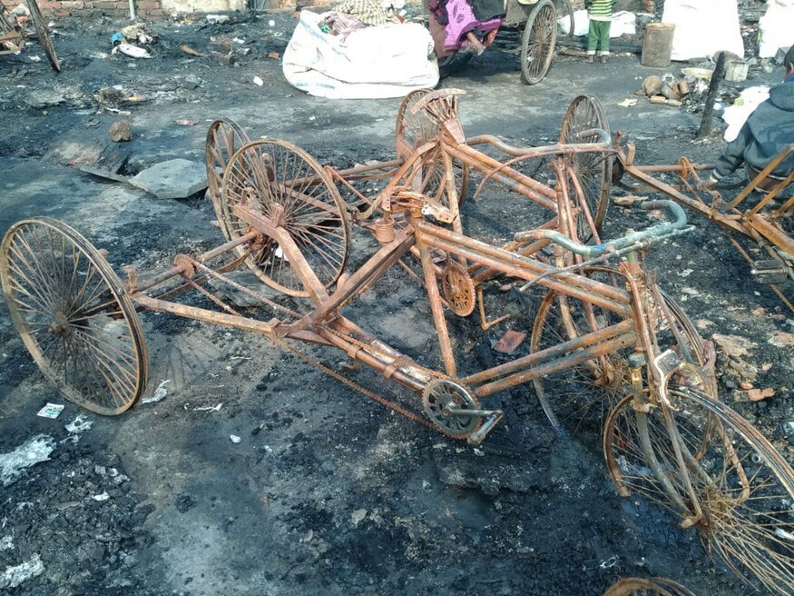 শতাধিক ঝুপড়ি পুড়ে যাওয়ায় ঠাণ্ডার মধ্যেই আশ্রয়হীন হয়ে পড়ছেন প্রচুর অসহায় মানুষ। (Image: Ajay/News18) শতাধিক ঝুপড়ি পুড়ে যাওয়ায় ঠাণ্ডার মধ্যেই আশ্রয়হীন হয়ে পড়ছেন প্রচুর অসহায় মানুষ। (Image: Ajay/News18)