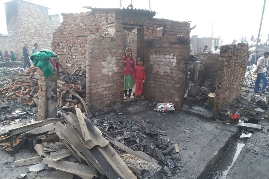 ঘটনাস্থল থেকে পরে উদ্ধার হয় গ্যাস সিলিন্ডার। পুলিস মনে করছে যে সিলিন্ডার ফেটেই আগুন এত বড় আকার নিয়েছিল। (Image: Ajay/News18) ঘটনাস্থল থেকে পরে উদ্ধার হয় গ্যাস সিলিন্ডার। পুলিস মনে করছে যে সিলিন্ডার ফেটেই আগুন এত বড় আকার নিয়েছিল। (Image: Ajay/News18)