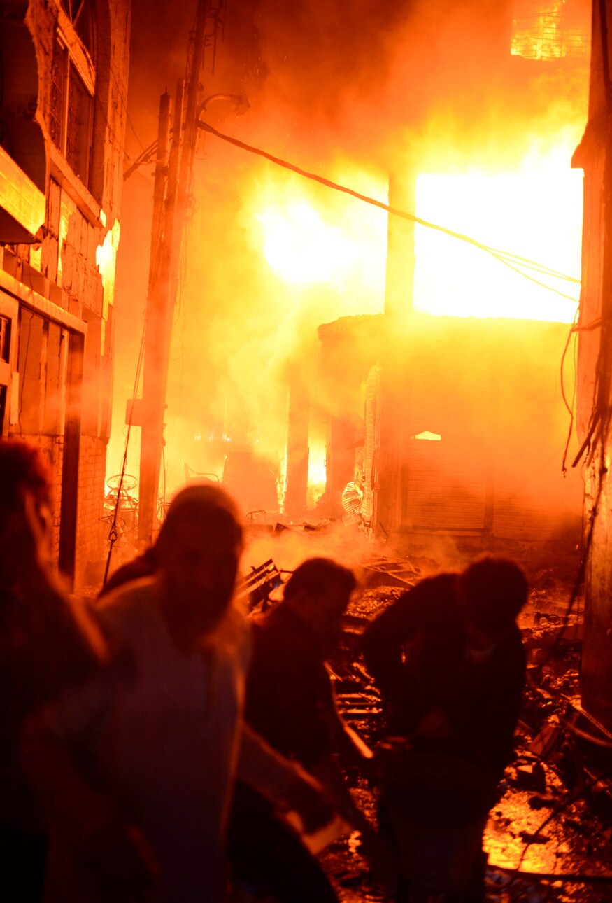 আগুন লাগার কিছুখনের মধ্যে চার তলা বহুতলটির সামনে থাকা বিদ্যুতের ট্রান্সফর্মার বিস্ফোরণ ঘটে (Image: AP) আগুন লাগার কিছুখনের মধ্যে চার তলা বহুতলটির সামনে থাকা বিদ্যুতের ট্রান্সফর্মার বিস্ফোরণ ঘটে (Image: AP)