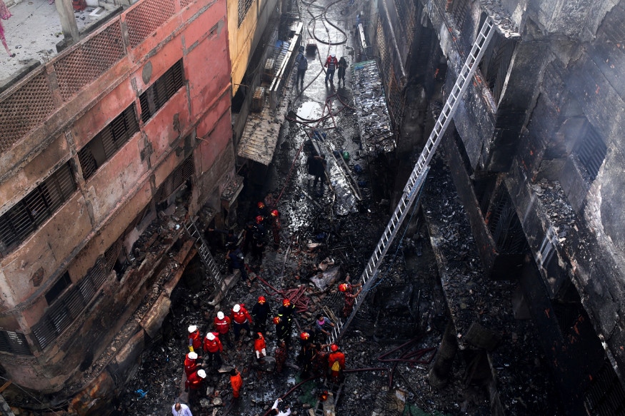 লেলিহান শিখার গ্রাসে চলে যায় বহুতল লাগোয়া চারটি বাড়িও। ঘটনায় উচ্চপর্যায়ের তদন্তের নির্দেশ দিয়েছে প্রশাসন। (Image: AP) লেলিহান শিখার গ্রাসে চলে যায় বহুতল লাগোয়া চারটি বাড়িও। ঘটনায় উচ্চপর্যায়ের তদন্তের নির্দেশ দিয়েছে প্রশাসন। (Image: AP)