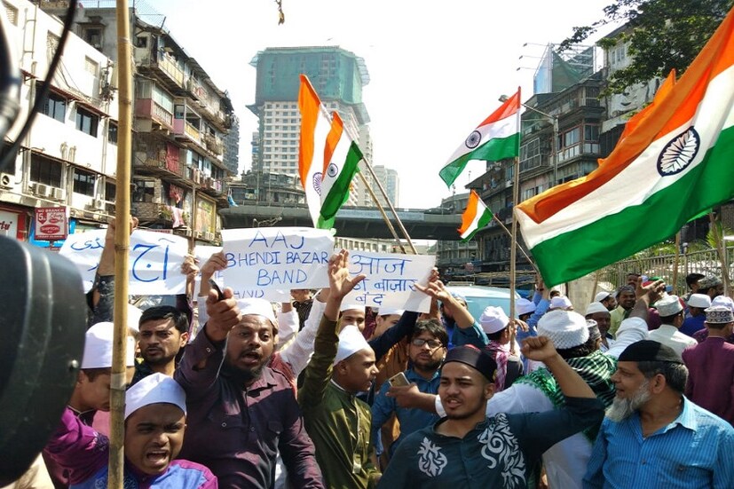 বৃহস্পতিবার যেন ফিরে এল দু’বছর আগের উরির স্মৃতি। চুয়াল্লিশ নম্বর জাতীয় সড়ক ধরে জম্মু থেকে শ্রীনগর যাচ্ছিল আড়াই হাজার জওয়ানের একটি কনভয়। (Image: News18/Atish)