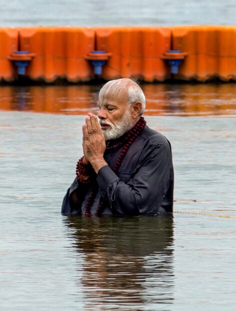 প্রয়াগরাজে পূণ্যস্নান প্রধানমন্ত্রী নরেন্দ্র মোদির (Image: PTI)