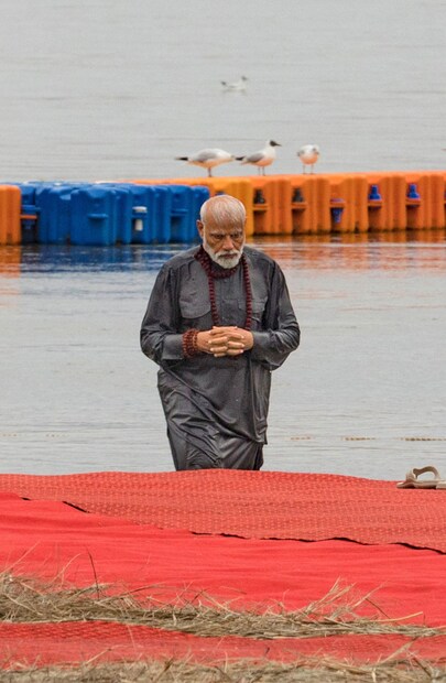গোরক্ষপুরে সভার পরে কুম্ভে ডুব নরেন্দ্র মোদির। (Image: AP)