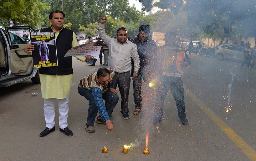 নয়া দিল্লিতে চলছে বাজি ফাটানোর পালা!  Photo Source: News18Network