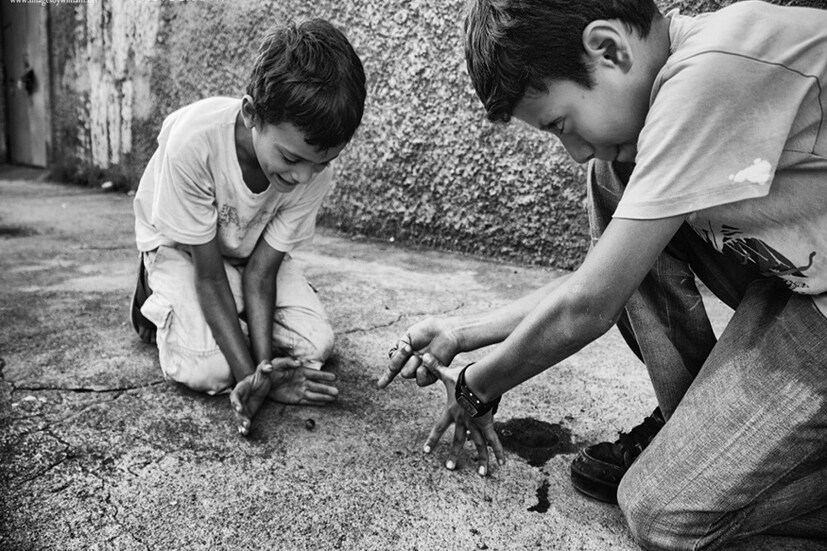 শৈশবের অন্যতম আকর্ষণ গুলি খেলা ৷ ছোটবেলায় মা-বাবা বলতেন গুলি খেলে বখাটে হবি ৷ তবে সুপণ্ডিত না হলেই গুলি খেলে একটা আলদা তৃপ্তি পাওয়া যেত ৷ প্রতীকী ছবি ৷ 