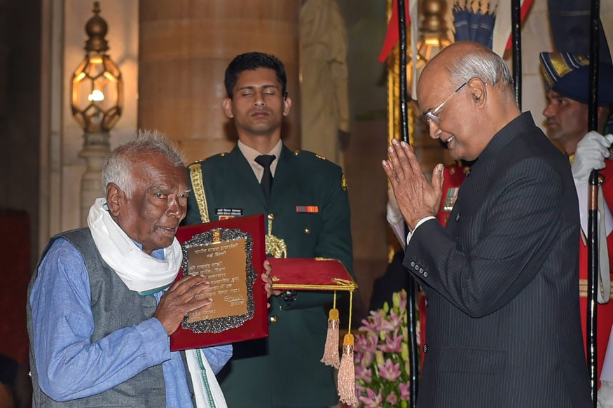 রামচন্দ্র মাঞ্জীর হাতে সঙ্গীত নাটক অ্যাকাডেমি অ্যাওয়ার্ড তুলে দিলেন রাষ্ট্রপতি রামনাথ কোবিন্দ (Image: PTI) রামচন্দ্র মাঞ্জীর হাতে সঙ্গীত নাটক অ্যাকাডেমি অ্যাওয়ার্ড তুলে দিলেন রাষ্ট্রপতি রামনাথ কোবিন্দ (Image: PTI)