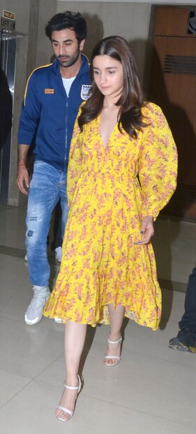 স্ক্রিনিং শেষে কালো এসইউভিতে চেপে ফিরছিলেন দুই তারকা। (Image: Viral Bhayani)