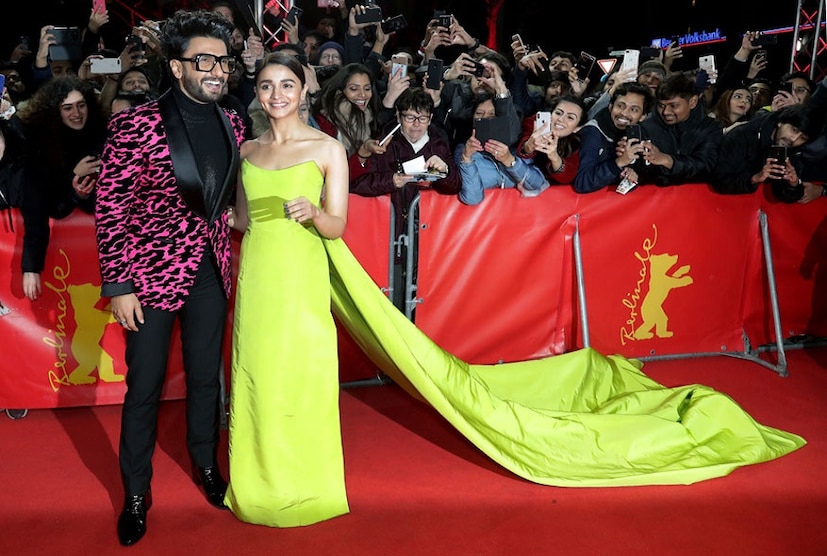 রনবীর-আলিয়া এক সঙ্গে হাঁটলেন রেড কার্পেটে। (Image: AP)