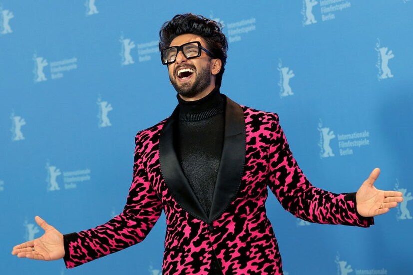 রনবীর সিং- কেও দেখা গেল রেড কার্পেটে। মজাদার পোস দিলেন তিনি। (Image: AP)