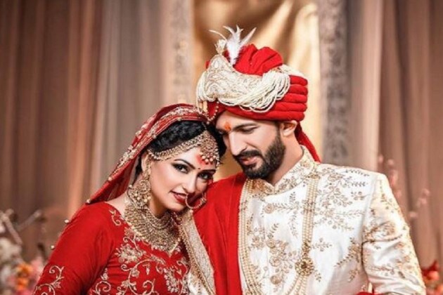 বিয়ের মরশুমে এবছর অনেক সেলিব্রিটিদেরই বিয়ে হল ৷ বিয়েটা সেরে ফেললেন ক্রিকেটার ঋষি ধাওয়ানও ৷ Photo Courtesy: Rishi Dhawan/Instagram বিয়ের মরশুমে এবছর অনেক সেলিব্রিটিদেরই বিয়ে হল ৷ বিয়েটা সেরে ফেললেন ক্রিকেটার ঋষি ধাওয়ানও ৷ Photo Courtesy: Rishi Dhawan/Instagram