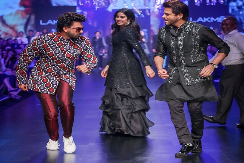 রাঘবেন্দ্র রাঠোরের পোশাকে মঞ্চে ল্যাকমে ফ্যাশন শোয়ের মঞ্চে হাঁটলেন অনিল কাপুর, রণবীর সিং ও জাহ্নবী কাপুর ৷ হাঁটলেন না, অনিল ও রণবীর মঞ্চ মাতালেন ৷ শো স্টপার হয়ে তাঁরা দর্শকদের মনোরঞ্জন করলেন নেচে ৷ কিছু অবাক জাহ্নবী ! 