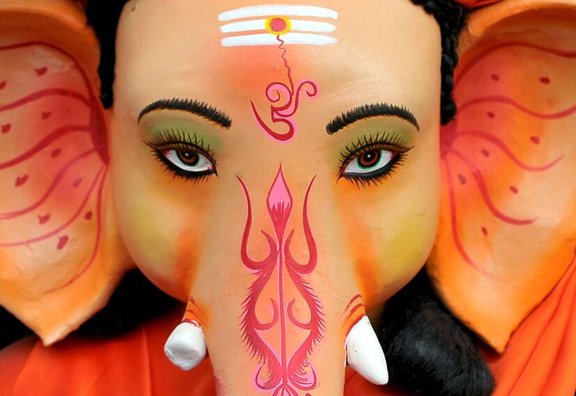 দাঁত: মানুষের দু’রকম পছন্দ থাকে ৷ একটা ঠিক, একটি ভুল ৷ এই পছন্দের চিহ্ন হল দু’টো দাঁত ৷ গণেশের ভাঙা দাঁতটি মানুষকে সমস্ত রকম খারাপ চিন্তা, ভুল সিদ্ধান্তের বিরুদ্ধে লড়াই করে জেতার শক্তি দেয় ৷ (Image: PTI)