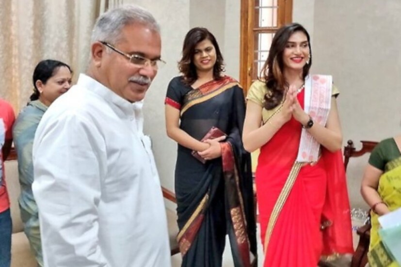  প্রতিযোগিতার জন্য একটি ইন্ট্রোডাকশন ভিডিও তৈরি করতে হবে সমস্ত প্রতিযোগীকে ৷ এরপর সেই ভিডিওগুলি সোশ্যাল মিডিয়া অর্থাৎ ফেসবুক, ইনস্টাগ্রাম, ট্যুইটারে শেয়ার করতে হবে ৷ যার ভিডিও-তে সবথেকে বেশি লাইক-কমেন্ট এবং শেয়ার হবে ৷ তাদের মধ্যে ১২ জনকে পরবর্তী রাউন্ডের জন্য বাছাই করা হবে ৷ সেখানে আরও ২টি রাউন্ড হবে ৷ এরপর প্রশ্নোত্তর এবং ট্যালেন্টের উপর নির্ভর করেই টপ তিনজনকে সিলেক্ট করা হবে ৷