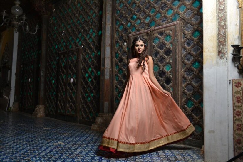 • এনগেজমেন্ট: বিয়ের সঙ্গে লাল রংটা সবচেয়ে বেশি মানানসই ৷ তবে এখন একটু স্বাদ বদল করতে চান অনেকেই ৷ বিয়ের দিনেও অন্য রং বেছে নেওয়ার প্রবণতা এখন খুবই বেশি ৷ তাই এনগেজমেন্টের দিনটা একটু অন্যরকম ট্রাই করতেই পারেন ৷ যেমন: প্যাস্টেল শেড এখন খুবই ইন ৷ ক্রিম, বেজ, পেস্তা রং বেছে নিতে পারেন ৷ আউটফিটও অন্যরকম হওয়া চাই ৷ গাউন, লেহেঙ্গা বা অন্যকোনও ডিজাইনার আউটফিটও দারুণ লাগবে ওইদিন ৷ 