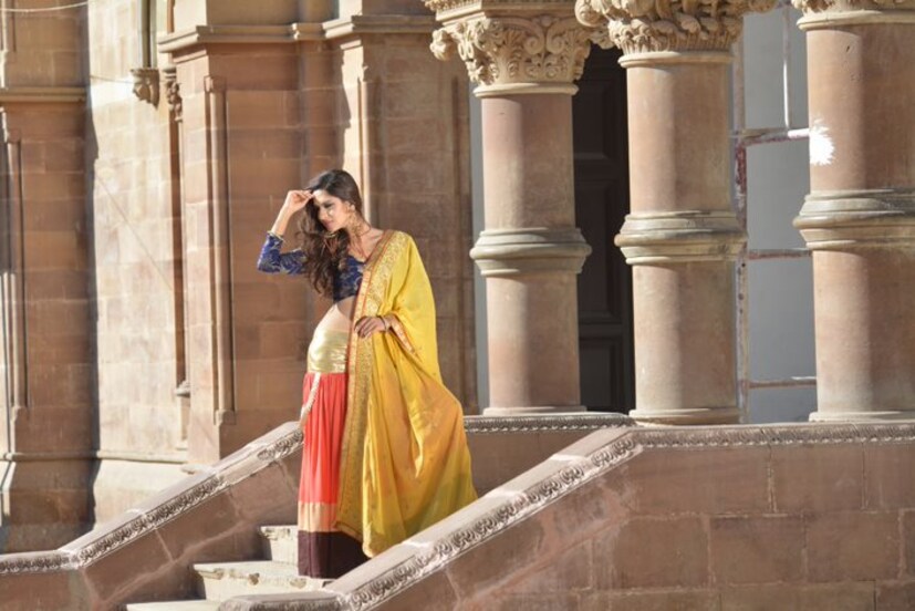 • মেহেন্দি: মেহেন্দির রং লেগে গেলে তা উঠতে চায় না ৷ তাই ওইদিন গাঢ় রং বাছুন ৷ ভাইব্র্যান্ট ব্লু, গ্রিন, ফুসিয়া, অরেঞ্জ পরতে পারেন ৷ 