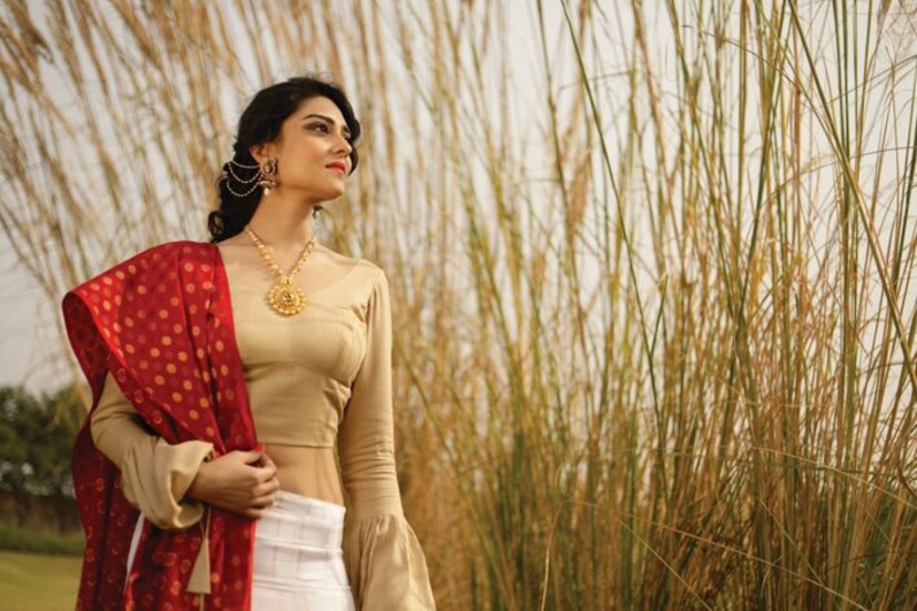 • সঙ্গীত: যদিও এই আচারগুলি অবাঙালি বিয়েতেই বেশি দেখা যায় ৷ তবু এখন অনেক বাঙালিই একটু নাচা-গানা পছন্দ করেন ৷ ওই দিনের জন্য ভারি কাজের পোশাক বেছে নিন ৷ রংও গাঢ় হলেই ভাল ৷ যেমন: বেগুনি, মেজেন্টা, বিট রেড, গার্ডেন গ্রিন খুব ভাল লাগবে ৷ 