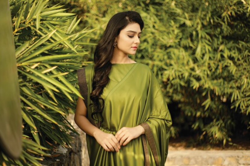 • হলদি: এই সময় হলুদ রং থাকবে পছন্দের একেবারে উপরের সারিতে ৷ হলুদের নানারকম শেড বেছে নেওয়া যেতে পারে ৷ তবে সাদা, বেজ, মেরুন বা লালও ভাল ৷ 