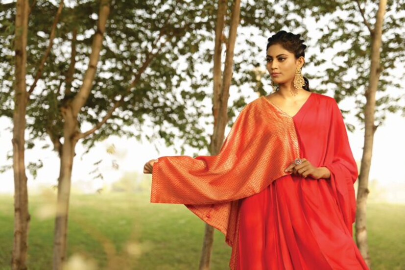 • বিয়ে: বিয়ের দিন অনেকেই অনেকরকম এক্সপেরিমেন্ট করেন ৷ কিন্তু ওই সময় সব থেকে বেশি মানায় লাল রং ৷ লালের অবশ্য নানা রকম শেড চলতে পারে ৷ 