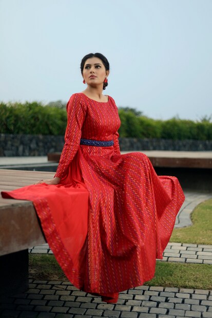 • রিসেপশন: বেশ কিছুদন টানা ট্র্যাডিশনাল পরার পর রিসেপশনে একটু হটকে সাজতেই পারেন ৷ গাউন, স্কার্ট, ড্রেস যা খুশি ট্রাই করুন ৷ হট পিঙ্ক, অলিভ গ্রিন, কোরাল রেড ট্রাই করুন এই দিন ৷ 