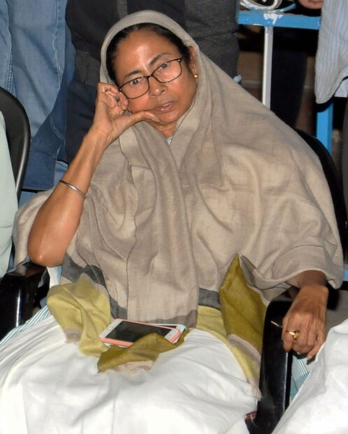 রাত কেটে গিয়েছে সকাল হয়েছে৷ সিঙ্গুর আন্দোলন স্মরণ করিয়ে এখনও ধর্নায় রয়েছেন মুখ্যমন্ত্রী৷ (Image: PTI)