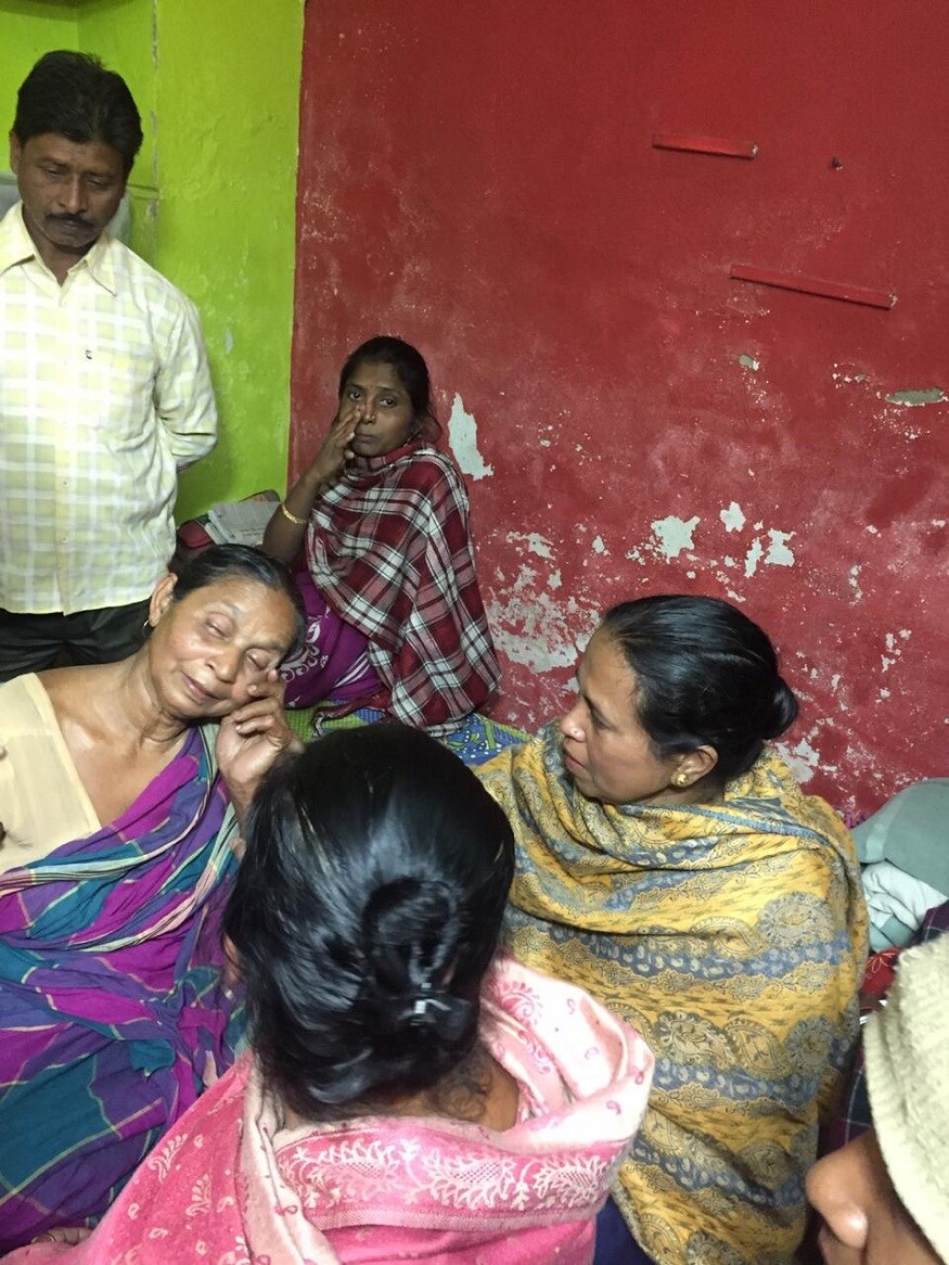 শহিদ বাবলু রেখে গেলেন মা, স্ত্রী ও পাঁচ বছরের মেয়েকে ৷ দেড় মাস আগে বাড়িতে এসেছিলেন ৷ (Image: Prema, News18) শহিদ বাবলু রেখে গেলেন মা, স্ত্রী ও পাঁচ বছরের মেয়েকে ৷ দেড় মাস আগে বাড়িতে এসেছিলেন ৷ (Image: Prema, News18)