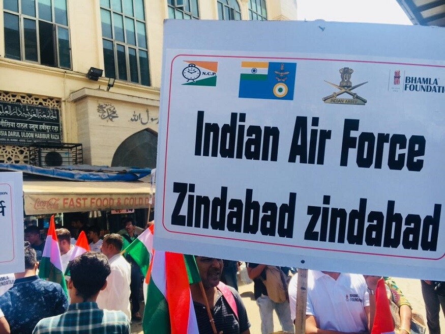 মুম্বই এর বিভিন্ন জায়গায় তিরাঙ্গা উড়িয়ে জয়োল্লাস করেছেন দেশবাসী ৷ (Image: Rajesh Saple, Network 18) মুম্বই এর বিভিন্ন জায়গায় তিরাঙ্গা উড়িয়ে জয়োল্লাস করেছেন দেশবাসী ৷ (Image: Rajesh Saple, Network 18)