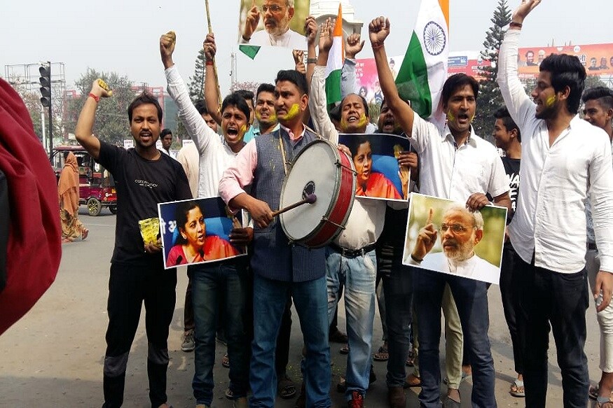 ভারতীয় বায়ুসেনা সীমা ওপারে লুকিয়ে থাকা জইশ-ই-মহম্মদ জঙ্গিদের বিরুদ্ধে অভিযান ৷ একাধিক জঙ্গিঘাঁটি ধ্বংস করেছে ৷ পুলওয়ামা হামলার ঠিক ১২ দিনের মাথায় ভারতের এই বদলাতে স্বভাবত খুশি হয়েছে ৷ উগ্রপন্থীদের ক্যাম্পে ১০০০ গ্রাম বিস্ফোরকের বৃষ্টিতে ২০০-৩০০ জঙ্গি নিহত হয়েছে ৷ এই আনন্দে খুশি হয়েছেন সমগ্র পটনাবাসী ৷ ভারতীয় বায়ুসেনা সীমা ওপারে লুকিয়ে থাকা জইশ-ই-মহম্মদ জঙ্গিদের বিরুদ্ধে অভিযান ৷ একাধিক জঙ্গিঘাঁটি ধ্বংস করেছে ৷ পুলওয়ামা হামলার ঠিক ১২ দিনের মাথায় ভারতের এই বদলাতে স্বভাবত খুশি হয়েছে ৷ উগ্রপন্থীদের ক্যাম্পে ১০০০ গ্রাম বিস্ফোরকের বৃষ্টিতে ২০০-৩০০ জঙ্গি নিহত হয়েছে ৷ এই আনন্দে খুশি হয়েছেন সমগ্র পটনাবাসী ৷