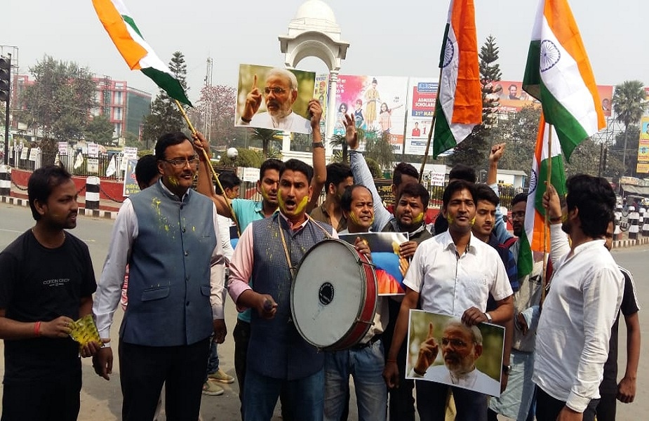 সূত্রের খবর ২৬ ফেব্রুয়ারি গভীর রাত ৩.৩০ মিনিটে ভারতীয় সেনার ১২টি মিরাজ যুদ্ধ বিমান আক্রমণ চালিয়েছে ৷ সেনার এই কৃর্তিতে রীতিমত গর্বিত দেশের জনগণেরা ৷ সূত্রের খবর ২৬ ফেব্রুয়ারি গভীর রাত ৩.৩০ মিনিটে ভারতীয় সেনার ১২টি মিরাজ যুদ্ধ বিমান আক্রমণ চালিয়েছে ৷ সেনার এই কৃর্তিতে রীতিমত গর্বিত দেশের জনগণেরা ৷