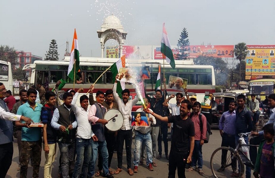 পটনার কার্গিল চৌকের বিভিন্ন জায়গায় বিভিন্ন দলের যুবকেরা ত্রিবর্ণ পতাকা উড়িয়ে জয়োল্লাস করতে শুরু করেছেন ৷ আবির দিয়ে হোলি খেলেছেন তাঁরা ৷ পটনার কার্গিল চৌকের বিভিন্ন জায়গায় বিভিন্ন দলের যুবকেরা ত্রিবর্ণ পতাকা উড়িয়ে জয়োল্লাস করতে শুরু করেছেন ৷ আবির দিয়ে হোলি খেলেছেন তাঁরা ৷