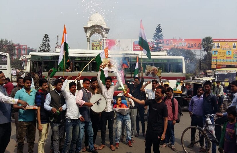 পটনার কার্গিল চৌকের বিভিন্ন জায়গায় বিভিন্ন দলের যুবকেরা  ত্রিবর্ণ পতাকা উড়িয়ে জয়োল্লাস করতে শুরু করেছেন ৷ আবির দিয়ে হোলি খেলেছেন তাঁরা ৷ 