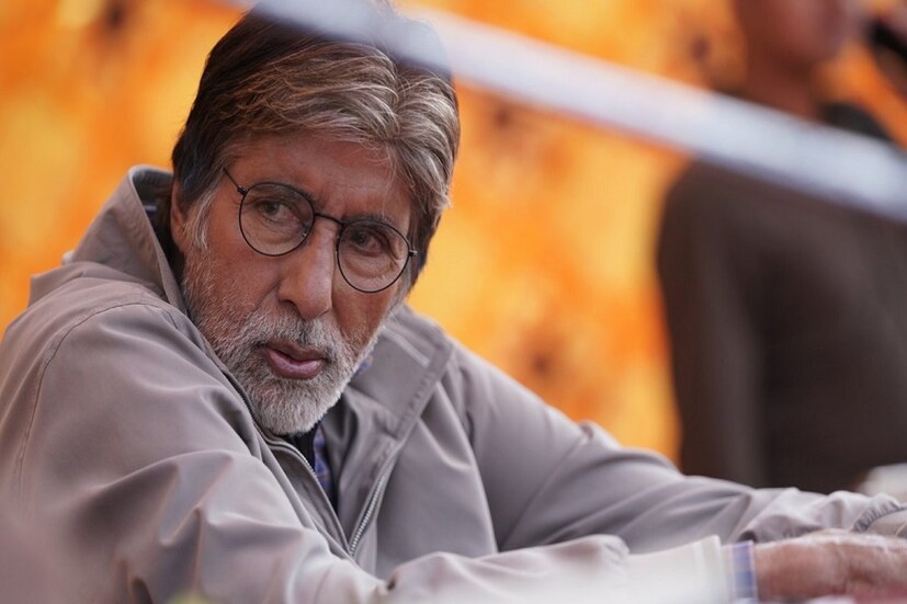 দেশের এমন সঙ্কটজনক পরিস্থিতিতে শহিদ জওয়ানদের পরিবারের প্রত্যেকের হাতে ৫ লাখ টাকা করে তুলে দেওয়ার কথা ঘোষণা করলেন অমিতাভ বচ্চন ৷ এই বাবদ মোট ২ কোটি ৪৫ লক্ষ টাকা খরচ হবে বিগ-বির ৷ শোনা যাচ্ছে, টাকাটি সঠিক স্থানে তুলে দেওয়ার জন্য খোঁজ চালাচ্ছেন অমিতাভ ৷ এমনকি তিনি নাকি বিরাট কোহলি-র ফাউন্ডেশনেও যোগ দেওয়ার কথা ভাবছেন ৷  Pic: Twitter