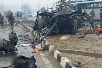 কাশ্মীরের পুলওয়ামায় আইইডি বিস্ফোরণ, ৪০ জন সিআরপিএফ জওয়ানের মৃত্যু