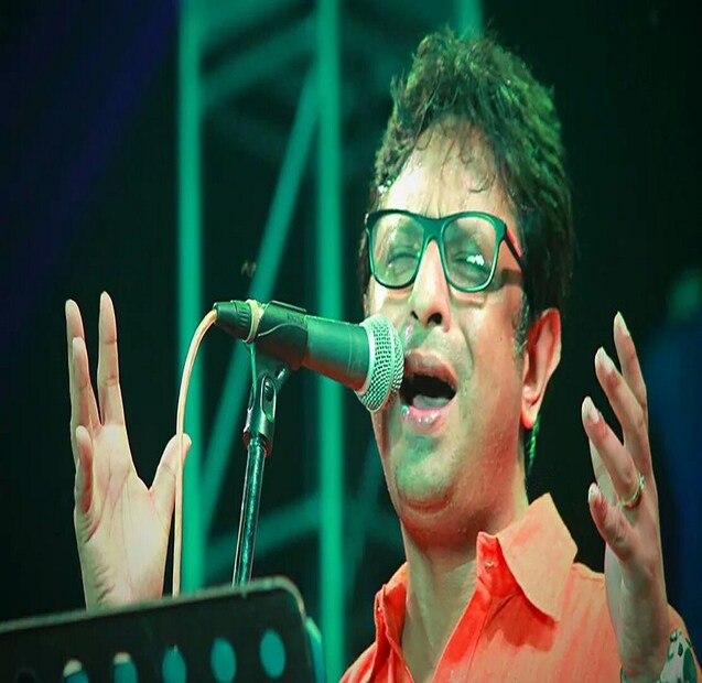 রূপঙ্কর বাগচি: আমি এখন প্রতীক দার পাশেই আছি! ওঁকে চোখের সামনে দেখতে পাচ্ছি! আমার কিছু বলার মতো অবস্থা নেই!  Photo Source: Collected