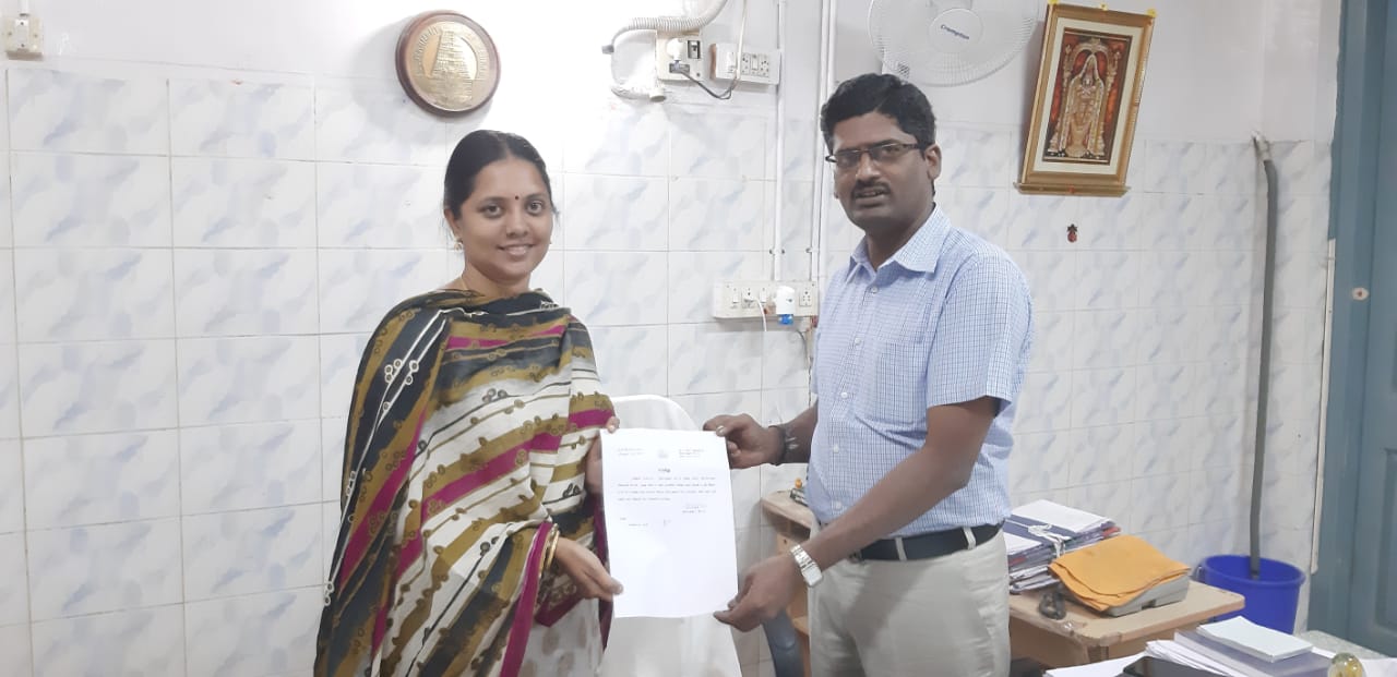 স্নেহা বলছেন, 'আইনজীবীর পরিবারে বড় হয়েছি বলে, আমরা জাতহীন, ধর্মহীন মানুষের জন্য প্রচুর লড়েছি৷ ৯ বছরের লড়াইয়ের পর আমি অবশেষে নো কাস্ট নো রিলিজিয়ন সার্টিফিকেট পেলাম৷' স্নেহা বলছেন, 'আইনজীবীর পরিবারে বড় হয়েছি বলে, আমরা জাতহীন, ধর্মহীন মানুষের জন্য প্রচুর লড়েছি৷ ৯ বছরের লড়াইয়ের পর আমি অবশেষে নো কাস্ট নো রিলিজিয়ন সার্টিফিকেট পেলাম৷'