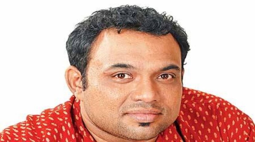 রাঘব চট্টোপাধ্যায়:  প্রায় ২২-২৩ বছরের সম্পর্ক আমাদের! সেই যখন আমি সঙ্গীত রিসার্চ অ্যাকাডেমি-র ছাত্র! তারপর একসঙ্গে প্রচুর কাজ করেছি... শো, ছবি, বিজ্ঞাপনে। বয়সে আমার থেকে অনেকটা বড় ছিলেন, কিন্তু দাদা নয়, আমরা বন্ধুই ছিলাম। এক মাস আগেই একসঙ্গে শো করেছি, ১৫ দিন আগে একসঙ্গে টেলিভিশনের কাজও করলাম। বিশ্বাসই করতে পারছি সেই মানুষটা আর নেই!  বিশাল মনের মানুষ ছিলেন প্রতীক দা! বড় আমুদে, রসিক, দিলখোলা! খেতে খুব ভালবাসতেন! বড় অসময়ে চলে গেলেন!  Photo Source: collected