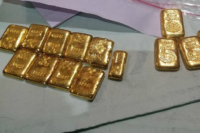 ১০ গ্রাম ২৪ ক্যারাট সোনার দাম কমেছে ১০০টাকা ও ১০০ গ্রাম সোনার দাম কমেছে ১০০০ টাকা । 