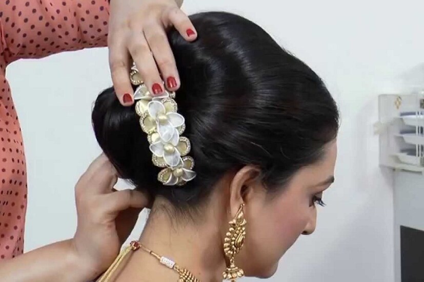 বিয়ের সাজ মানেই প্রচুর স্প্রে, রাসায়নিক দিয়ে চুল বাঁধা৷ বিভিন্ন রকম স্ট্রেটনার, টং ব্যবহার করে চুল বেঁধে দেন হেয়ারস্টাইলিস্টরা৷ কিন্তু তার পর চুলের জট ছাড়াতেই নাজেহাল হয়ে পড়েন কনেরা৷ চুলের অনেক ক্ষতিও হয়ে যায়৷ জেনে নিন কীভাবে চুলের যত্ন নেবেন বিয়ের দিনের পর৷