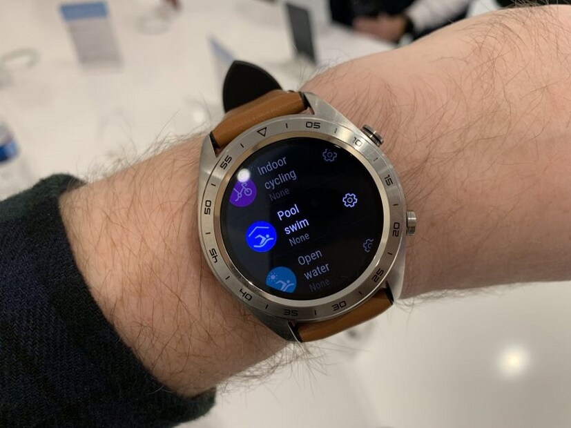 স্মার্ট ওয়াচটি চলবে WearOS অপারেটিং সিস্টেমে। Bluetooth এর মাধ্যমে স্মার্ট ফোনের সাথে কানেক্ট করা যাবে এই ডিভাইস। ২০১৮ সালে নভেম্বর মাসে চীনে লঞ্চ হয়েছিল Honor Watch Magic। (Photo collected)