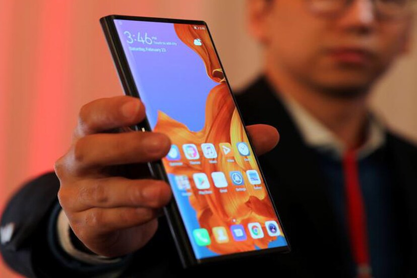 5G পরীক্ষার জন্য বিভিন্ন বাহককে Mate X প্রদান করছে Huawei (image: Reuters)