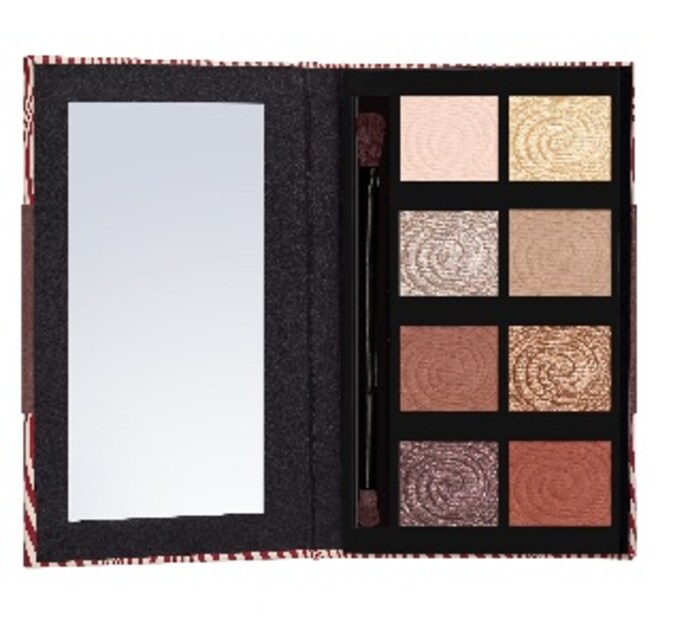 চোখের ওপর খেলা করুক নানা রঙ ৷ ব্যবহার করতে পারেন Sephora’s Take Away Palette in Intense Coffee. দাম ১৯০০ টাকা৷ 