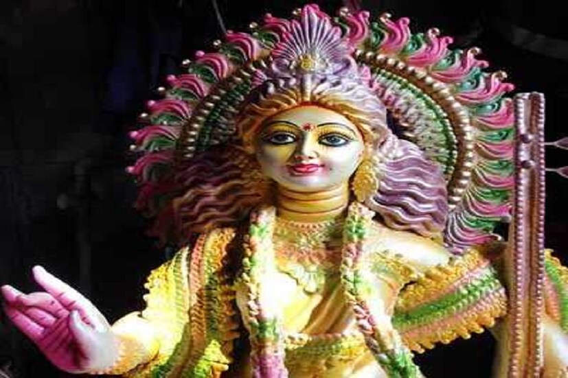 সরস্বতী পুজোর দিন সকাল বেলায় কাঁচা হলুদ গায়ে মেখে স্নান, শাড়ি পড়া, অঞ্জলি দেওয়া, ভোগ খাওয়া, আর একটু প্রেম প্রেম ভাব এই নিয়েই জমজমাট বাঙালির ভ্যালেন্টাইন্স ডে অর্থাৎ সরস্বতী পুজো ৷ ছবি সংগৃহীত ৷  