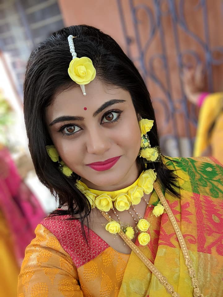 গায়ে হলুদের সময় হলুদরঙা তাঁতের শাড়ি আর ফুলের গয়নায় সেজেছিলেন তিনি { ছবি্র ফেসবুকের সৌজন্যে ৷ গায়ে হলুদের সময় হলুদরঙা তাঁতের শাড়ি আর ফুলের গয়নায় সেজেছিলেন তিনি { ছবি্র ফেসবুকের সৌজন্যে ৷