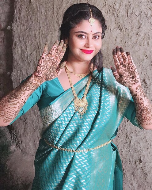 মেহেন্দির দিন বেছে নিয়েছিলেন তুঁতেরঙা শাড়ি ৷ ছবি: ফেসবুকের সৌজন্যে ৷