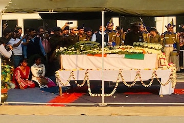 #PulwamaAttack: দুই শহিদ বাঙালির প্রতি শেষ শ্রদ্ধা কলকাতা বিমানবন্দরে